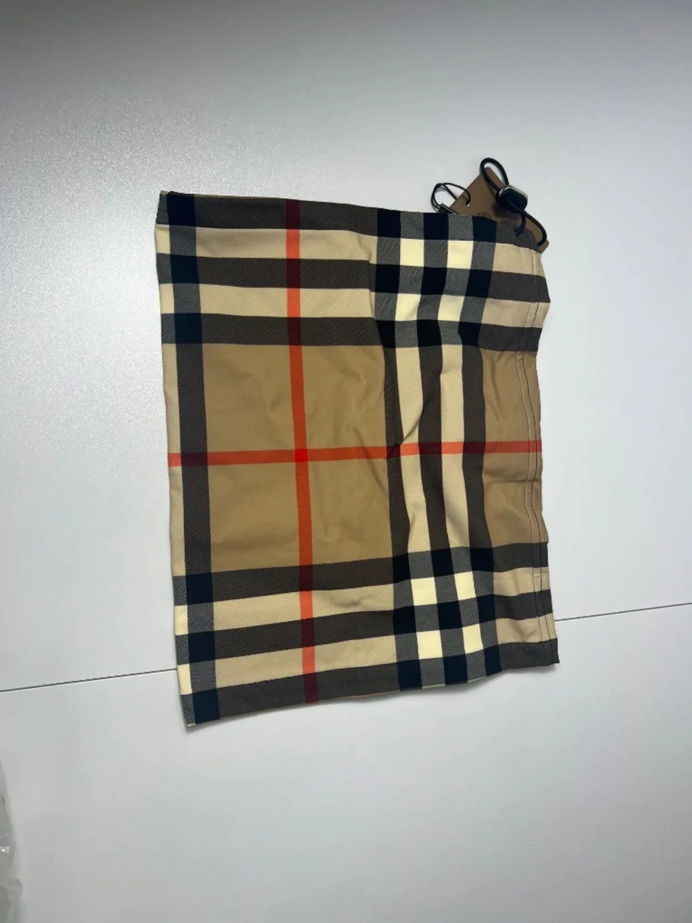 Burberry nwt neck